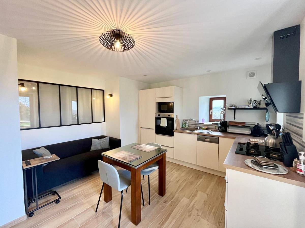 Appartement entier, One-Bedroom Apartment in Molleville, Région de Carcassonne