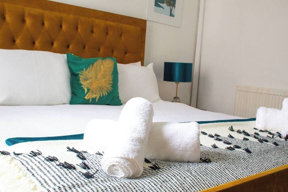 Entire apartment, Stay in this lovely home, perfect for large families & groups for a comfortable and convenient visit by Shm Stays Group. The space is bright, welcoming, and ideal for both short and longer stays. Close to local shops, transport links, and amenities. in Birmingham, Birmingham Area