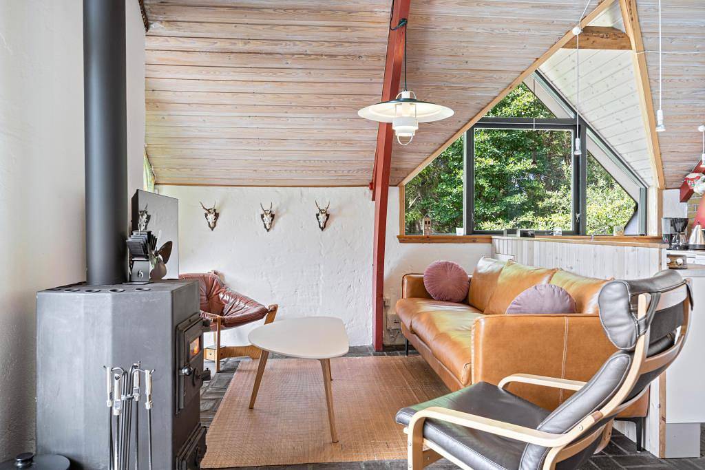 Älteres Ferienhaus mit Steinfußboden im Nurdach-Stil in Lodbjerg Hede, Ringkøbing