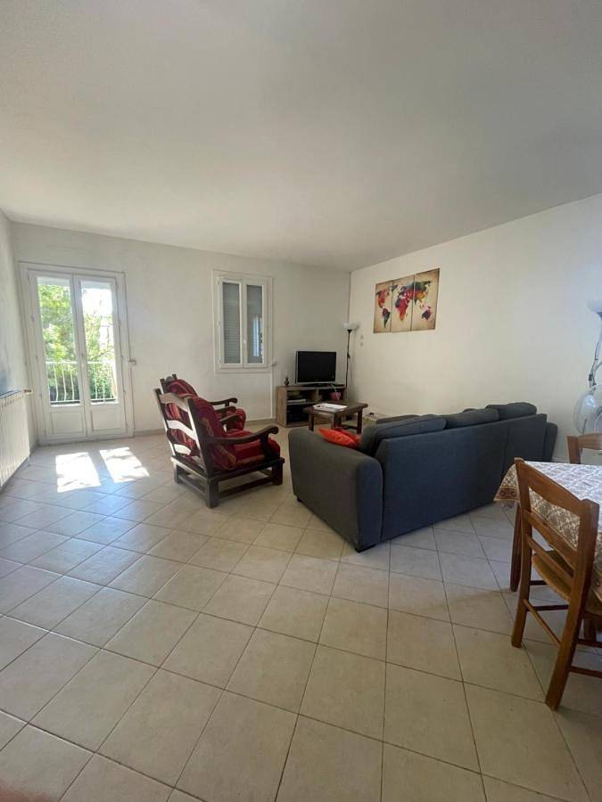 Location de vacances pour 6 personnes, avec terrasse ainsi que vue et jardin, animaux acceptés à Aniane