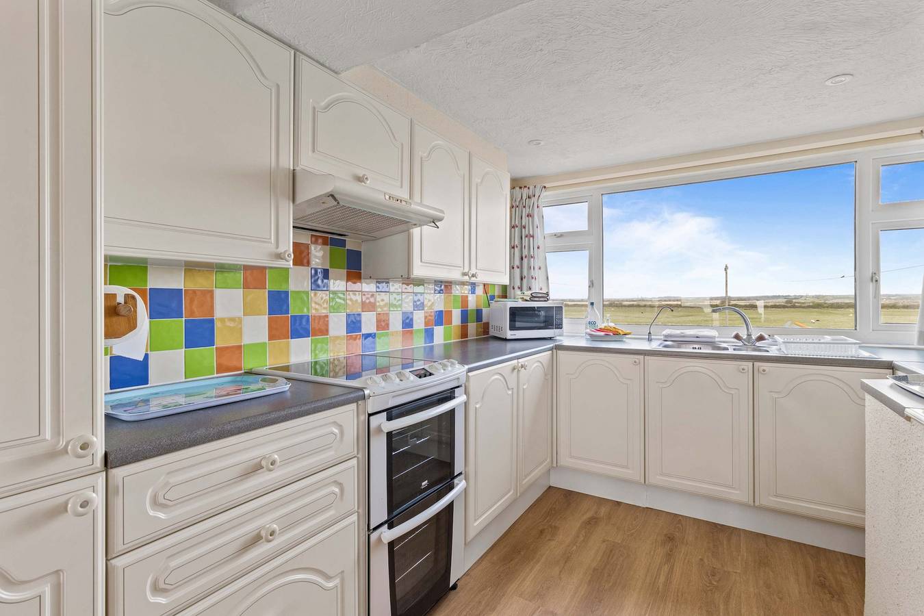 The Coastal Crab - Family-Friendly Three-Bed Beach House in Pevensey in Pevensey, East Sussex