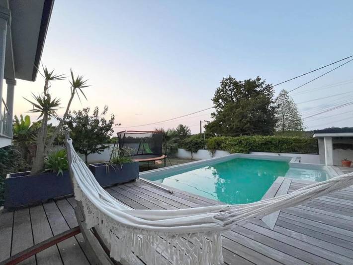 Location de vacances pour 8 personnes, avec vue ainsi que jardin et piscine à Camblanes-et-Meynac - 2