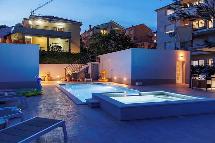 Ferienhaus für 8 Personen, mit Balkon und Sauna sowie Garten in Podstrana