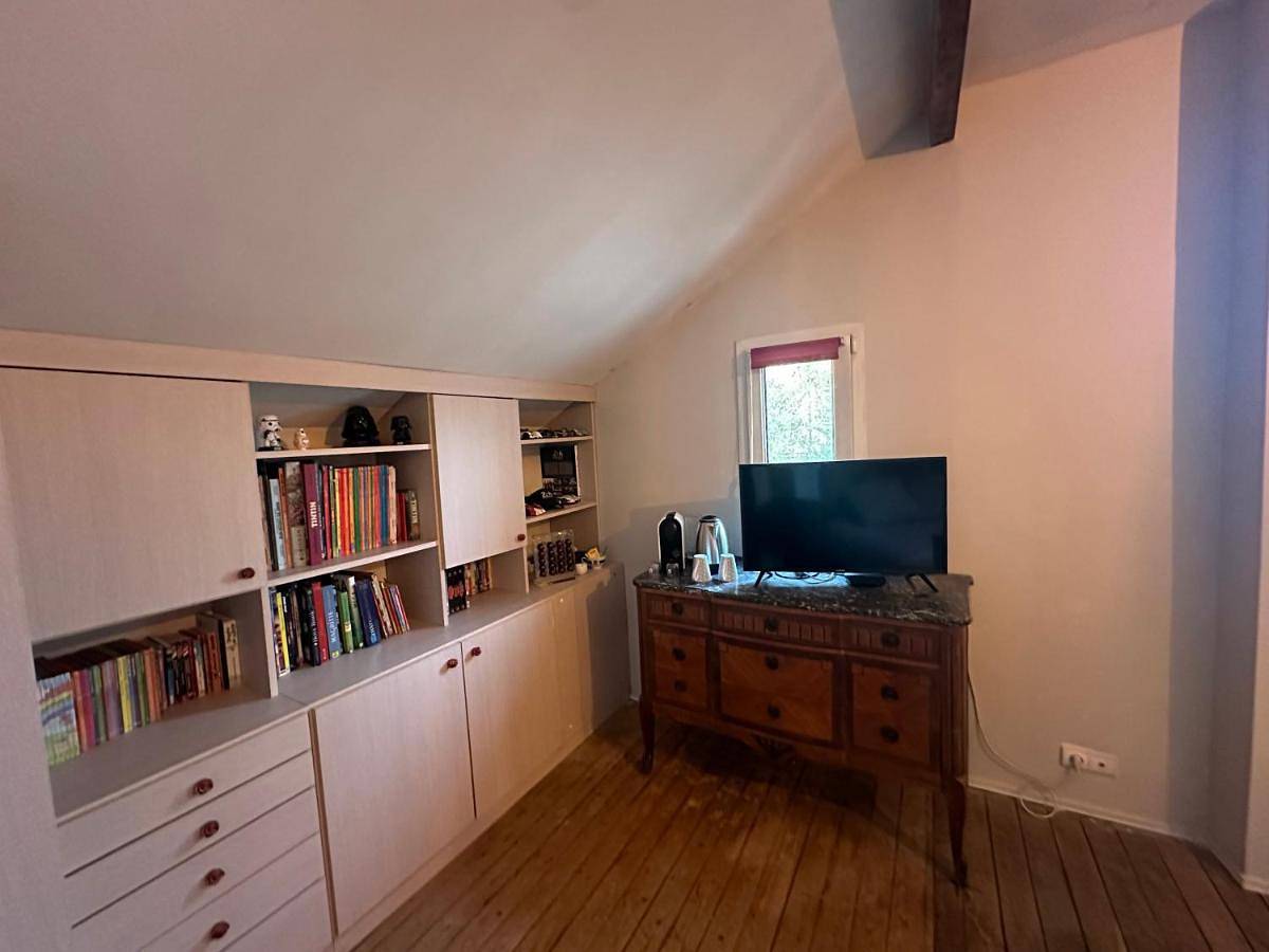 Appartement de vacances entier, Deluxe Room (2 Adults + 1 Child) in Melun, Seine-et-Marne