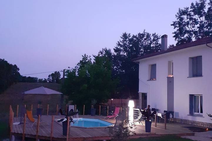 Location de vacances pour 10 personnes, avec terrasse ainsi que jardin et piscine à Cancon