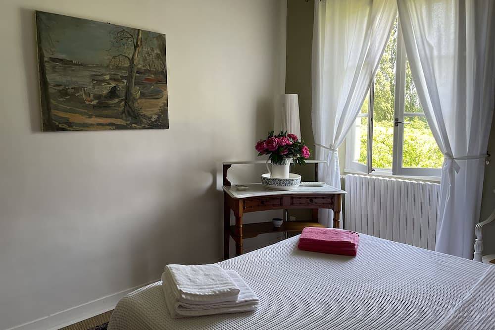 Authentique maison de charme du 19 ème avec grand parc ,rivière au fond, piscine in Longué-Jumelles, Vallée de la Loire