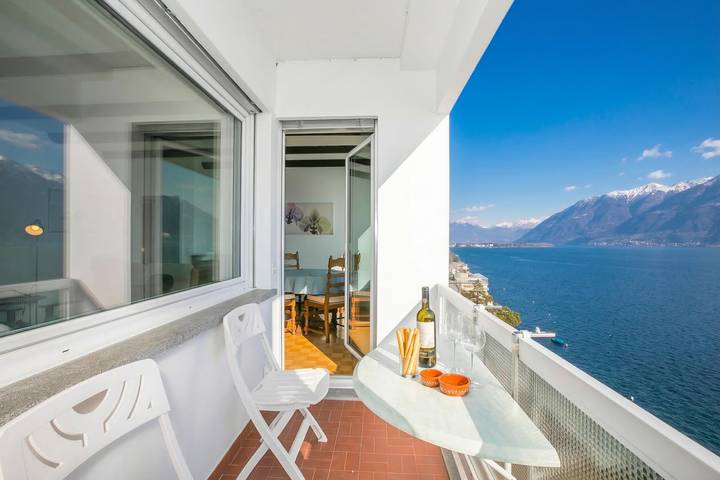 Ferienwohnung für 4 Personen, mit Balkon und Kinderpool sowie Seeblick