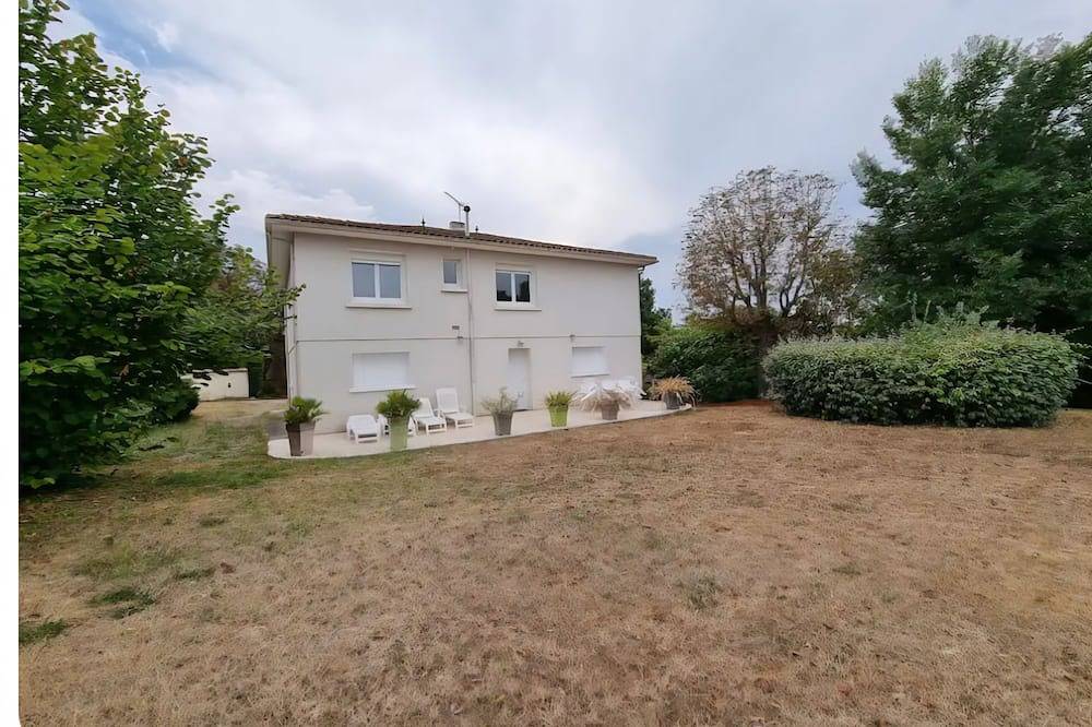 Maison de campagne avec vue merveilleuse sur la vallée du Lot in Galapian, Quercy