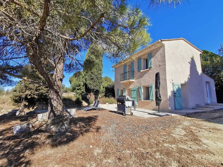 Gîte pour 4 personnes, avec terrasse et piscine