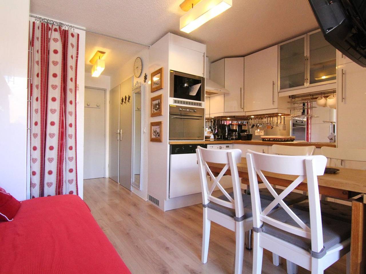 Entire apartment, Cozy Apartment for 4/5 with Balcony near Ski Lifts, Shops & Ski School - Alpe d'Huez in Huez, Écrins National Park
