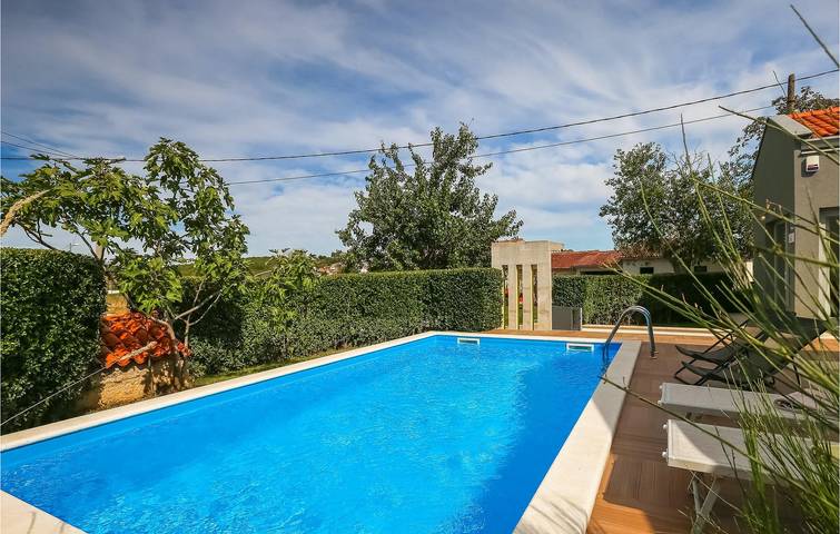 Modern 2-Bedroom Apartment with Pool, 900m from Musalez City Center in Musalez, Porec region