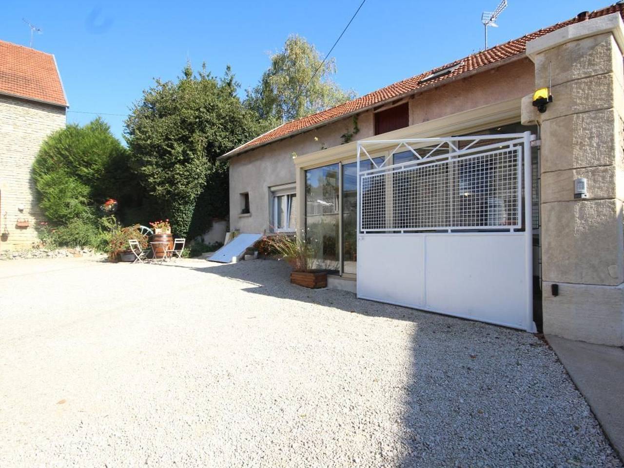 Casa rústica con jardín, estacionamiento y admite mascotas in Selongey, Región de Dijon
