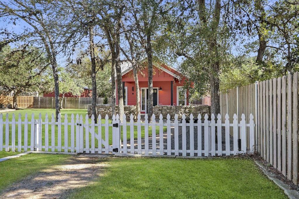 Haydon Cottage I Romantic, Dripping Springs in Dripping Springs, Hays County