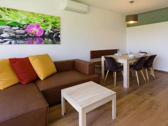 Ganze Wohnung, Apartment in Lutzmannsburg with Pool, Roof Terrace, Garden in Zsira, Győr-Moson-Sopron megye