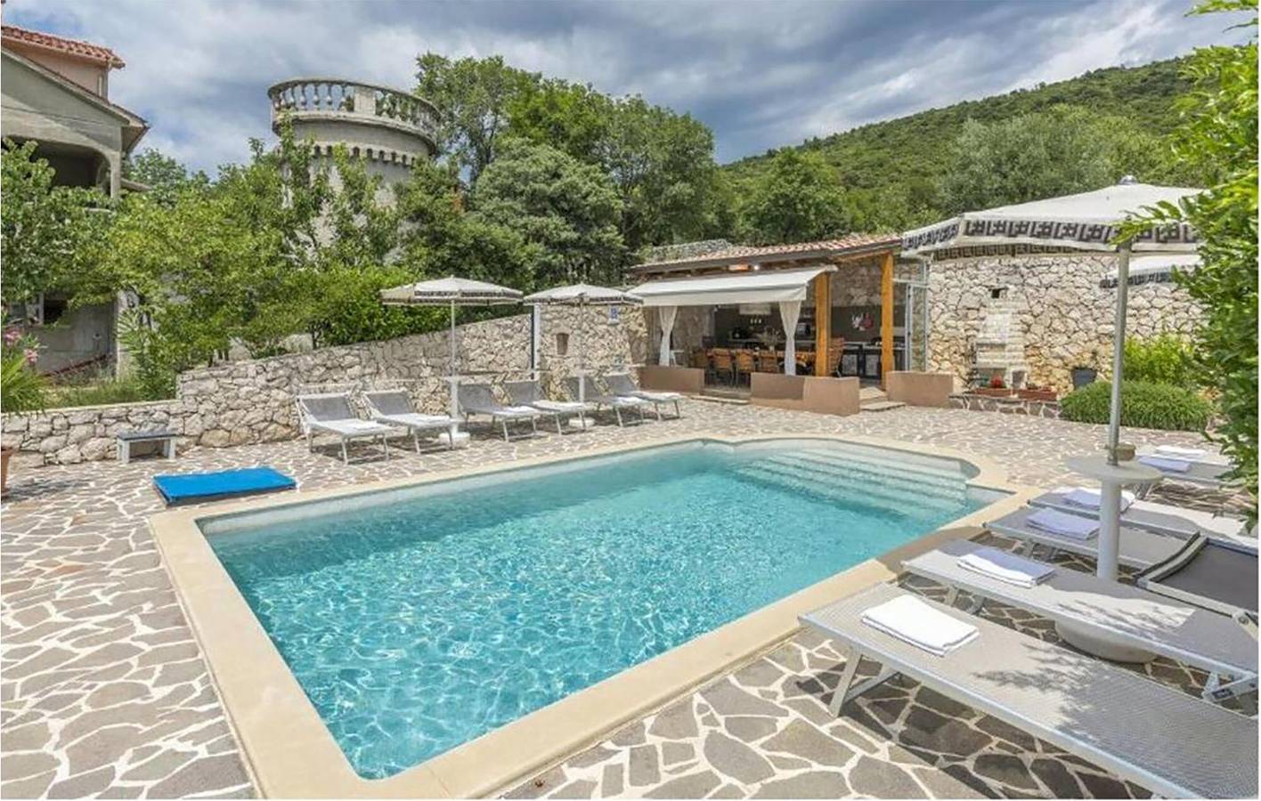 Oase am Meer: Modernes Apartment mit Terrasse und Pool, 2 km vom Strand entfernt in Raša, Ostküste Istrien
