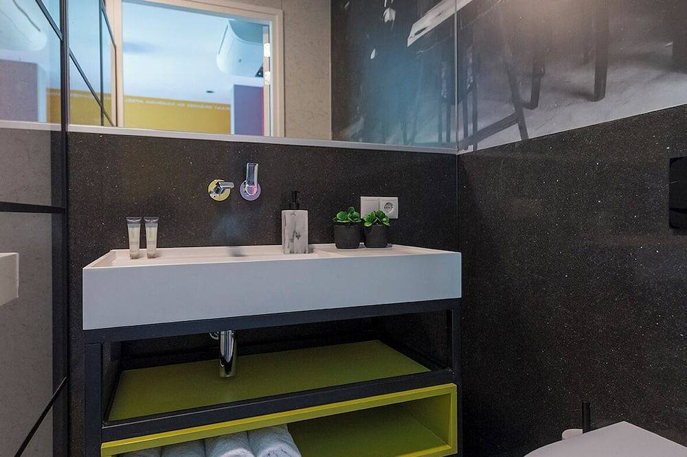 Geheel appartement, Ervaar het unieke De Stijl-geïnspireerde design van Nelly van Doesburg in deze betaalbare, stijlvolle suite in het centrum van Tilburg. Een slimme keuze voor reizigers die waarde hechten aan snelle Wi-Fi, comfort en een centrale locatie in de stad. in Tilburg, Noord-Brabant