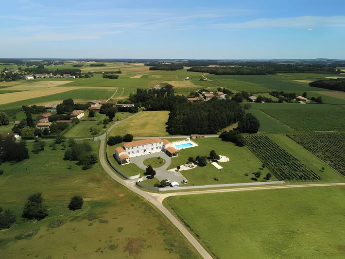 Gîte pour 26 personnes, avec Jardin à Belluire