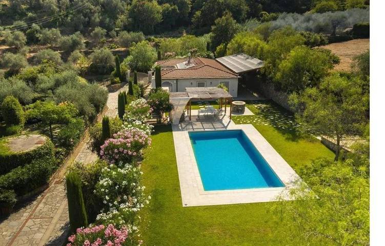 Villa per 12 persone, con giardino e vista lago nonché panorama e piscina in Imperia