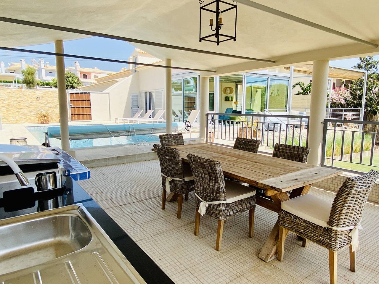 Modern Villa in Quarteira for 8 with Private Pool, Garden & Close to the Sea in Quarteira, Faro District