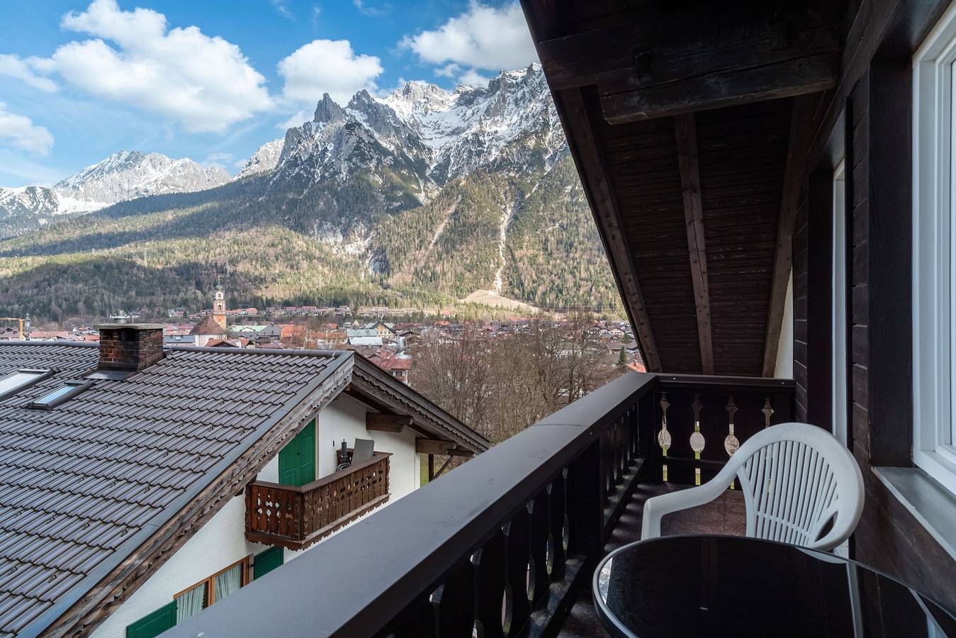 Entire studio, Studio Apartment 'Haus Latschenhang 3 Soiernblick' with Mountain View, Balcony and Wi-Fi in Mittenwald, Bavarian Alps