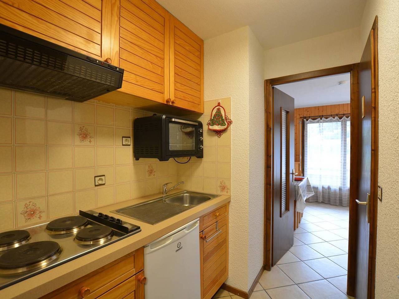 Entire studio, Ski-in/ski-out studio with terrace, parking and Wi-Fi - sleeps 4 in Le Grand-Bornand, Annecy region
