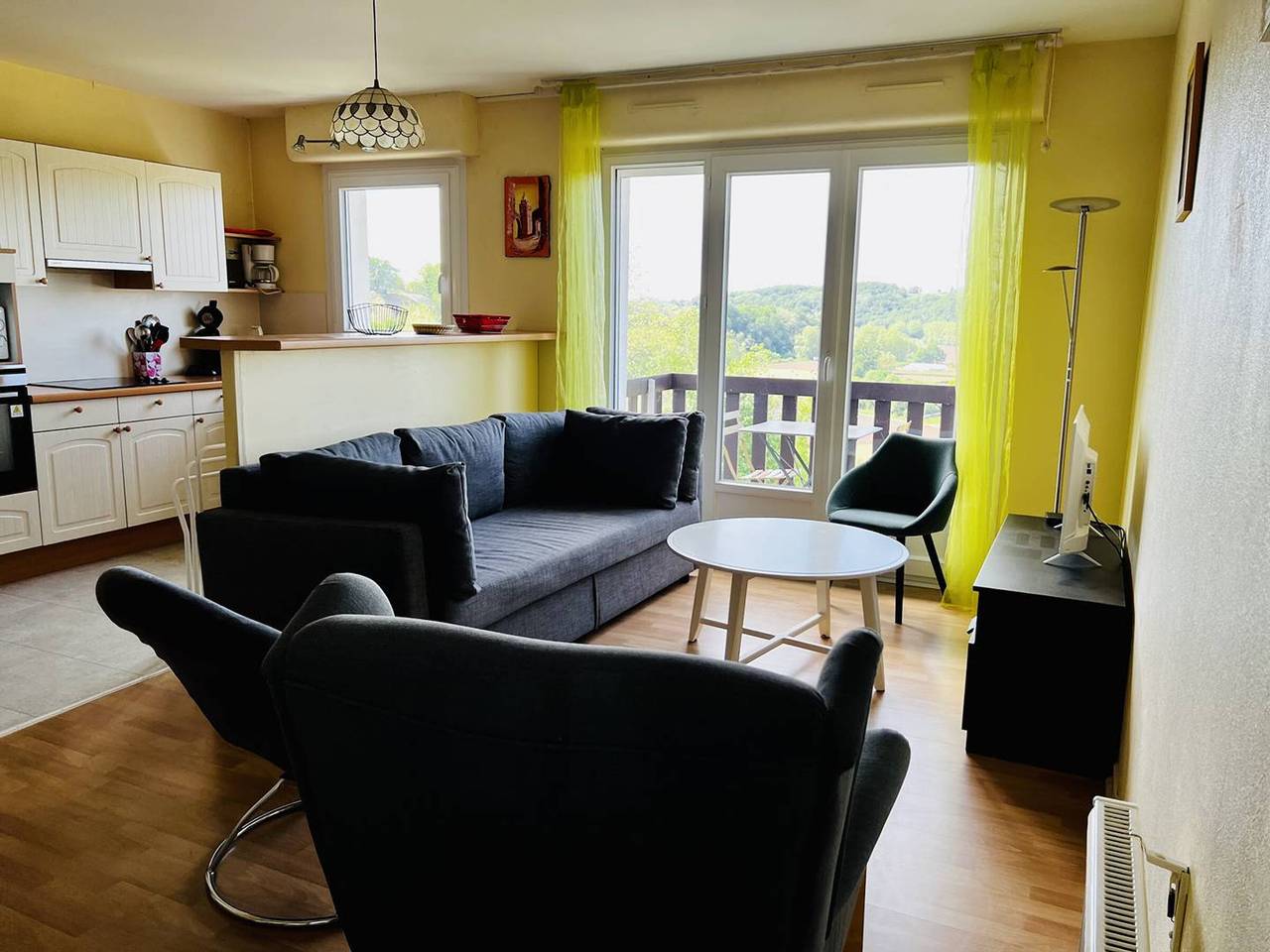 Entire apartment, Charming peaceful T2 with terrace, parking, and internet in Cambo-les-Bains in Cambo-les-Bains, Bayonne region