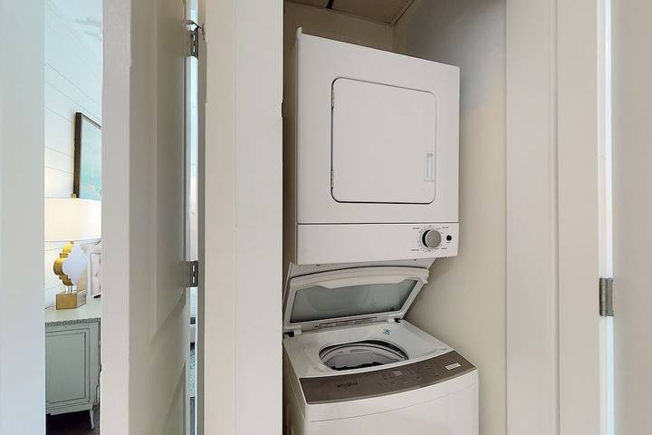 Vacation rental for 2 people, with balcony and pool, with pets in St. Simons Island