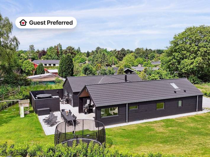 Ferieudlejning for 14 personer, med pool og sauna samt terrasse, husdyr tilladt i Dronningmølle