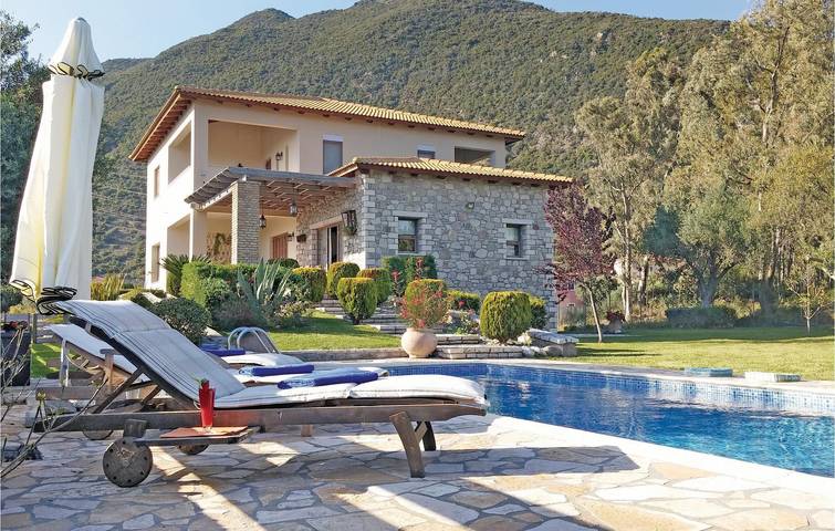 Ferienhaus für 9 Personen, mit Terrasse und Pool sowie Garten - 1