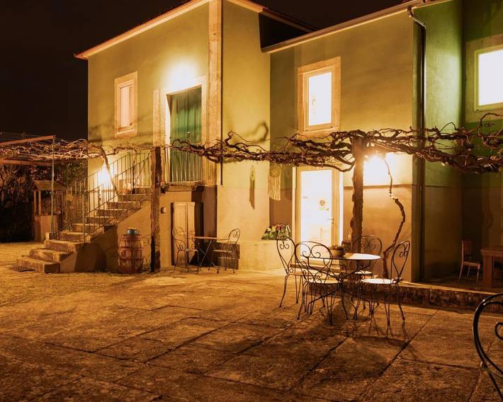 Location de vacances pour 2 personnes, avec Terrasse ainsi que Jardin et Vue à Vila Praia de Ancora