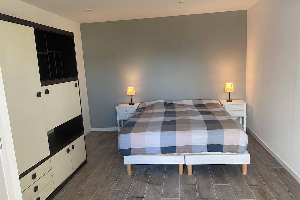 96 m2 house on property located 250 m from the beach and 100 m from the golf course in Saint-Martin de Bréhal, Bréhal