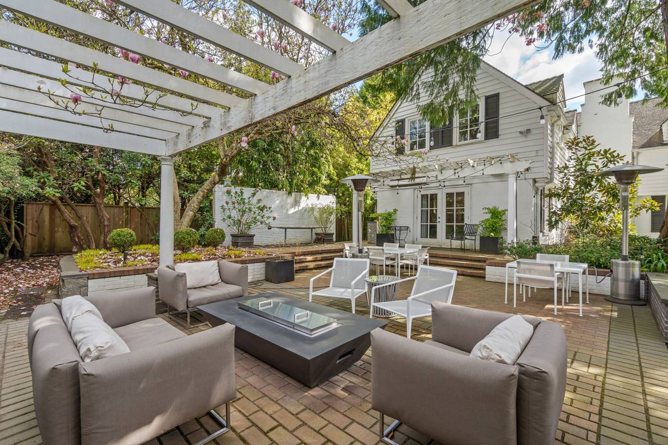 Stunning 4Br Kerrisdale Home | Gardens & Bbq in Vancouver, British-Columbia