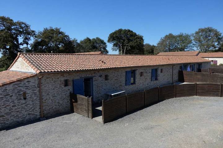 Gîte pour 8 personnes, avec jardin ainsi que terrasse et piscine