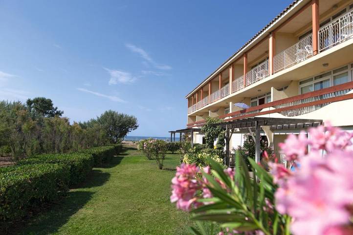 Hôtel pour 3 personnes, avec Balcon et Terrasse ainsi que Jardin et Bassin pour enfant dans Plage du Boucanet - 2
