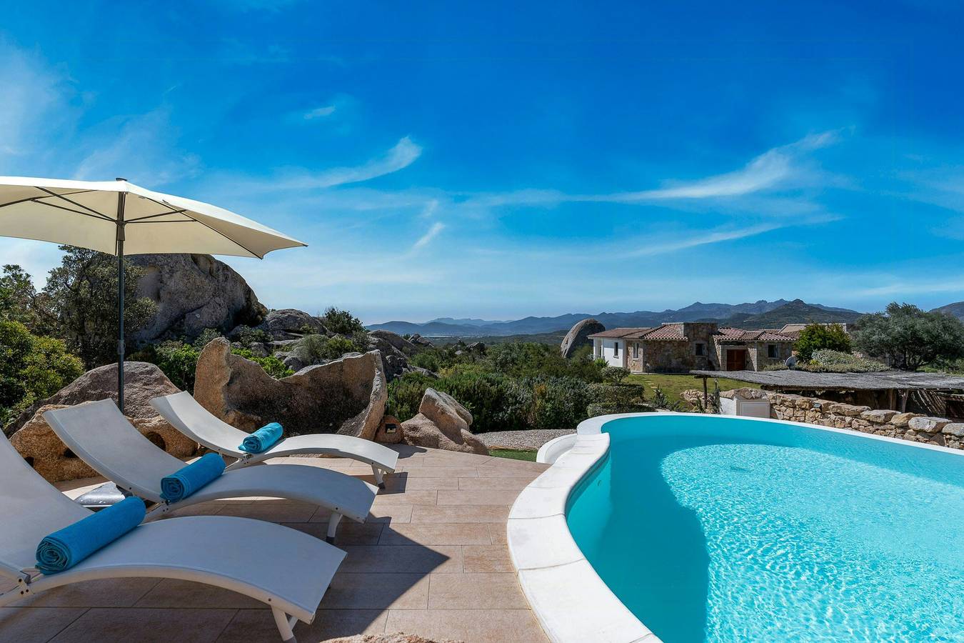 Villa mit Meerblick und Pool inmitten der Felsen in Punta Molara, San Teodoro