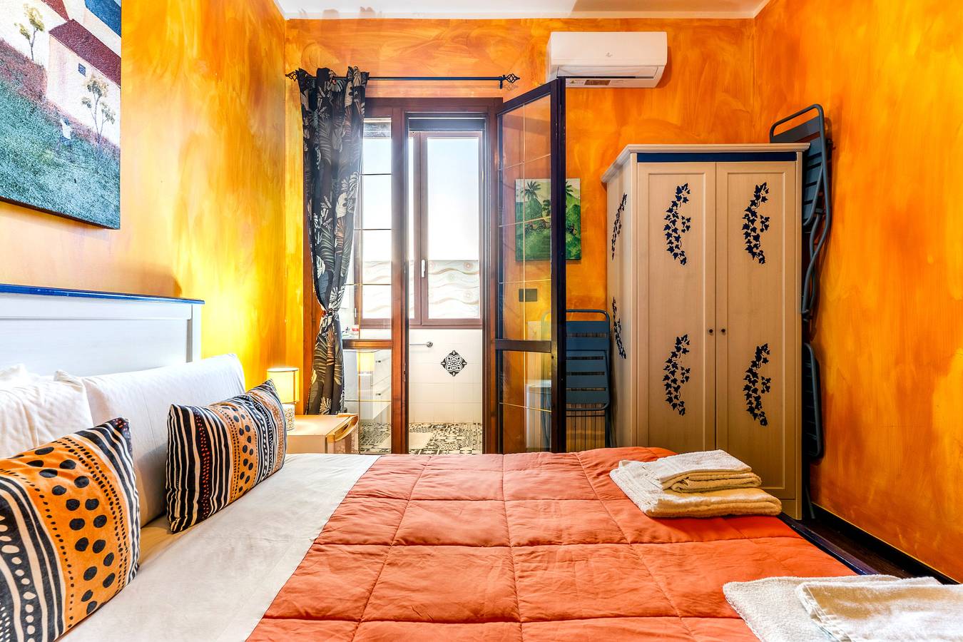 Camera 'Bnb Sottosopra - Camera Ocra' con vista mare, Wi-Fi e aria condizionata in Gallipoli, Golfo di Taranto