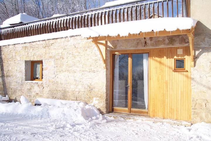 Gîte pour 4 personnes, avec Terrasse ainsi que Piscine et Vue