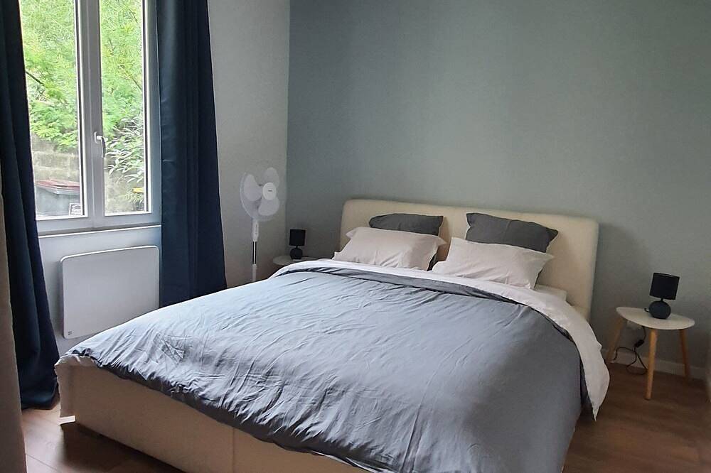 Entire apartment, Spacious T2 near train station - Queen size bed & Netflix in Angoulême, Charente