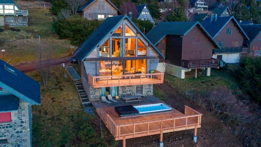 Chalet pour 10 personnes, avec Balcon et Jacuzzi ainsi que Terrasse et Jardin dans Super Besse