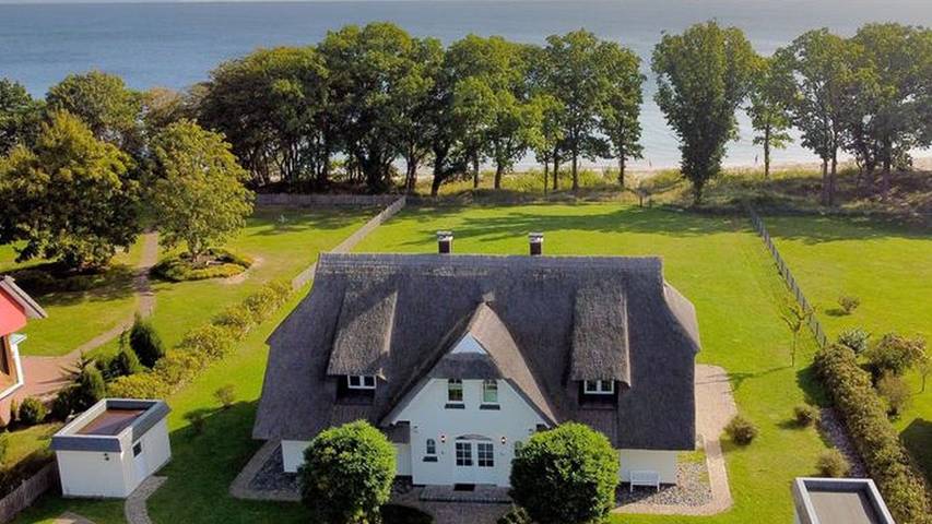 Strandhaus für 6 Personen, mit Ausblick und Terrasse sowie Sauna und Garten, kinderfreundlich in Lobbe
