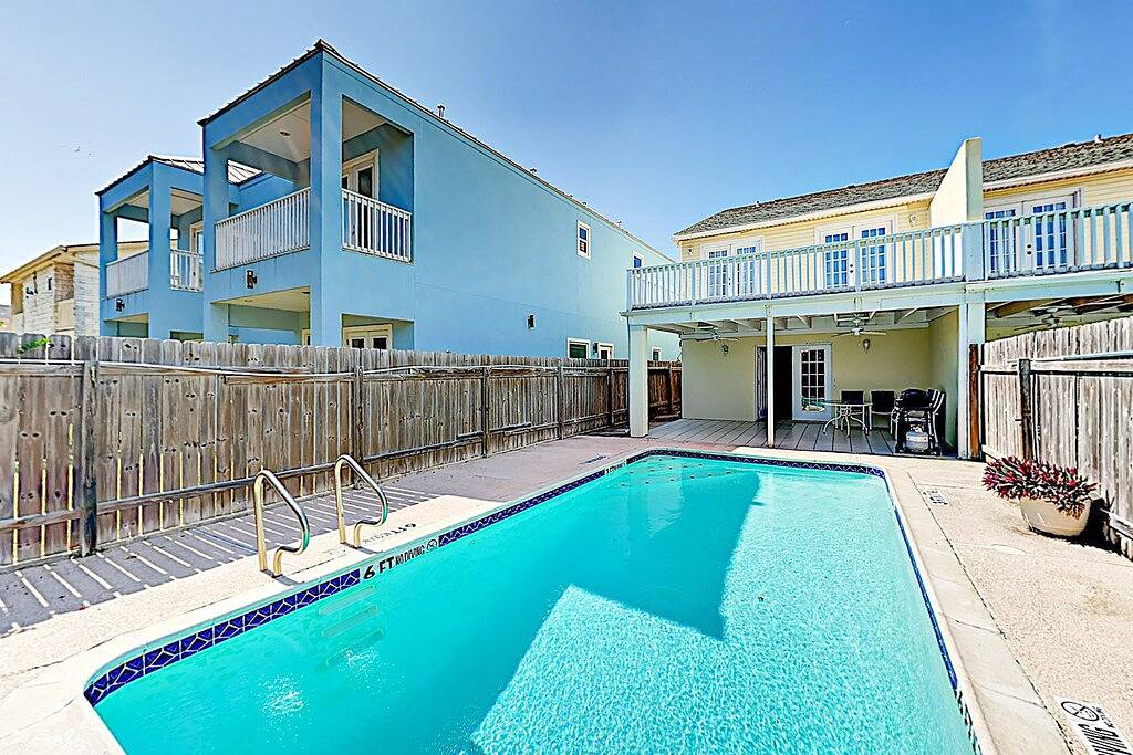 Ganze Wohnung, Spacious Island Getaway w/ Fenced Backyard Pool & 2 Balconies, Walk to Beach in South Padre Island, Laguna Madre