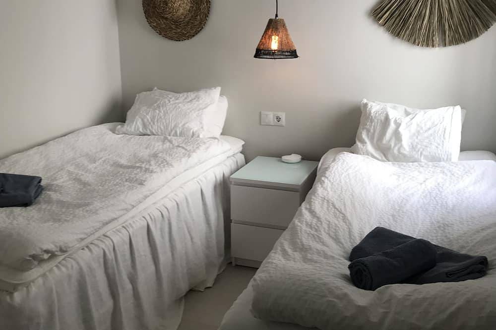 Appartement entier, Première ligne, vue sur la mer depuis la terrasse, la piscine, le jardin, le centre-ville et 15m jusqu'à la plage! in Playa Carabeíllo, Nerja