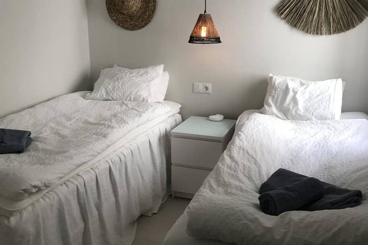 Ganze Wohnung, Erste Linie, Meerblick von Terrasse, Pool, Garten, Stadtmitte & 15m zum Strand! in Playa Carabeíllo, Nerja
