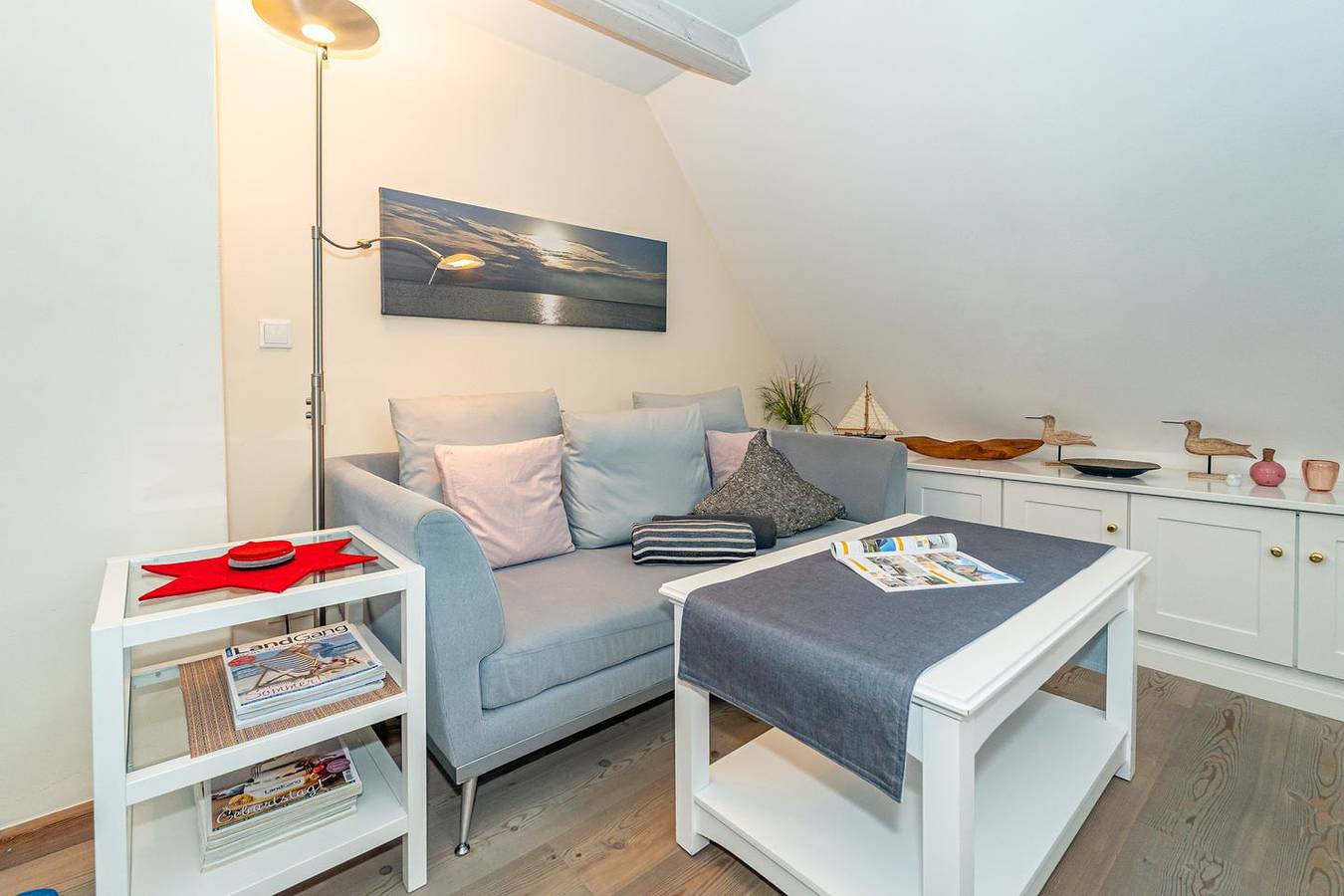 Ganze Wohnung, 2-Zimmer-Ferienwohnung im 1 Og mit Strandkorb vor dem Haus. in Westerland, Sylt (Gemeinde)