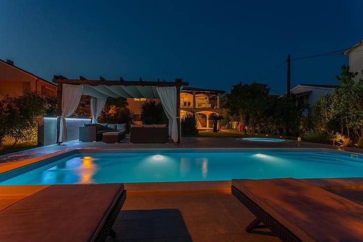 Villa pour 12 personnes, avec terrasse ainsi que vue et piscine à Tribunj - 4