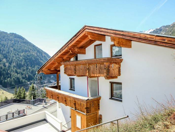 Ferienhaus für 10 Personen, mit Balkon und Terrasse in Flirsch
