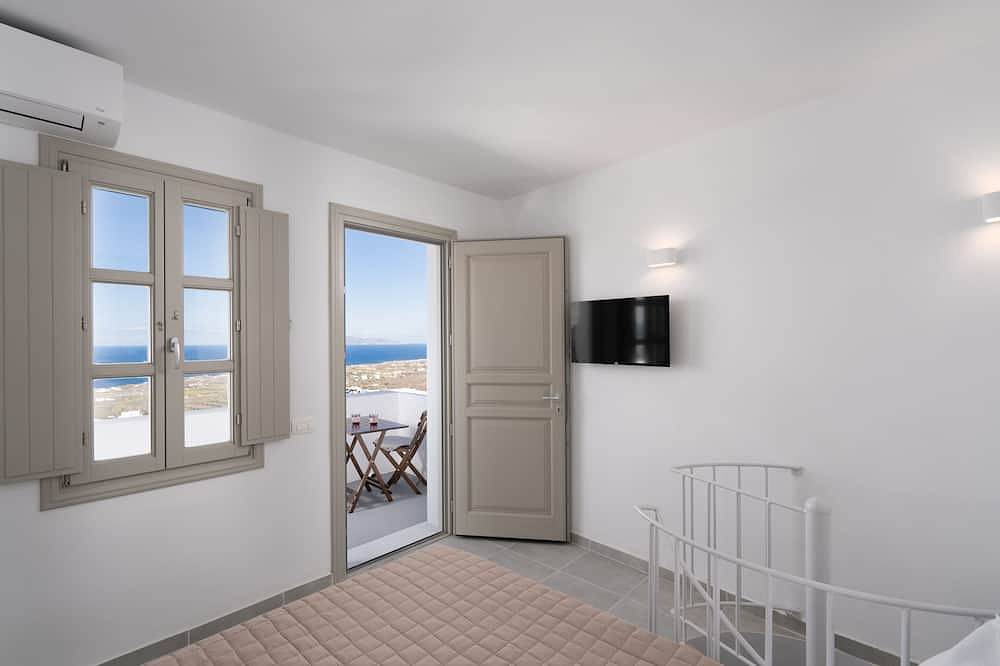 Entire apartment, Villa Flora-8 min walk from Fira in Firostefani, Thera