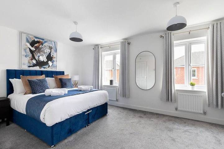 Moderne-Maison-Sdb privée avec douche-Vue sur Rue in Cheltenham, Gloucestershire