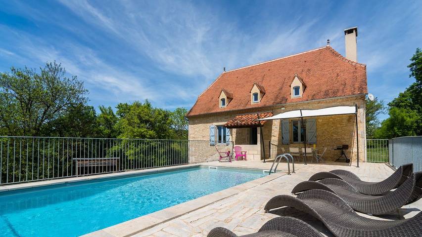 Gîte pour 6 personnes, avec piscine ainsi que terrasse et jardin à Thémines