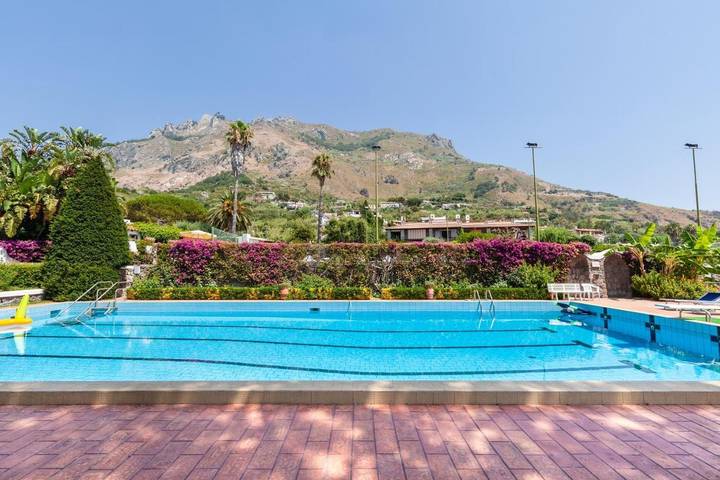 Villa pour 7 personnes, avec Balcon et Terrasse ainsi que Jardin et Piscine à Panza